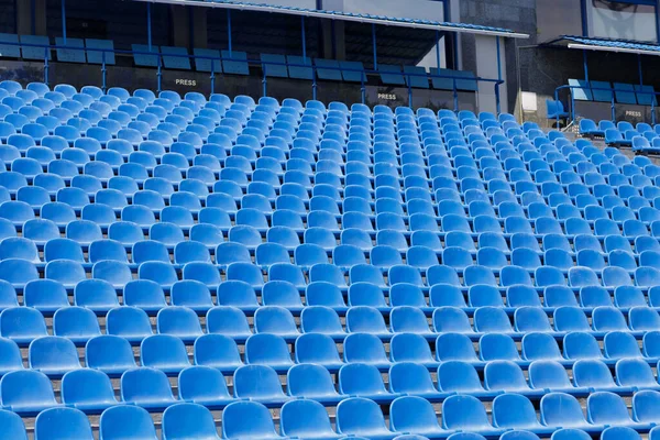 Синие Пластиковые Сиденья Открытой Трибуне Спортивного Стадиона Место Прессы Высокое — стоковое фото