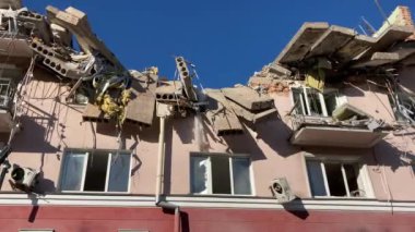 Chernihiv Ukrayna 2022. Çernihiv 'deki Ukrayna Oteli' nin sivil altyapısının Rus ordusu tarafından bombalanmasının sonuçları. Roket ateşinden sonra bina tahrip edildi. Yüksek kalite 4k görüntü