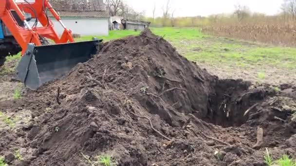 Escavatore Accumula Terreno Vicino Filmati Alta Qualità — Video Stock