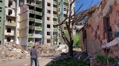 Chernihiv Ukrayna 2022: Bir eczane ve sivil binaların bombalandığı bina. Rusya Federasyonu ordusunun roket ya da topçu ateşinin sonucu. - Savaş. Yüksek kalite 4k görüntü