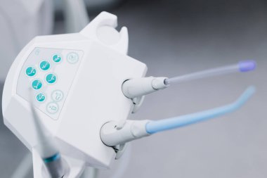 Diş muayenehanesinde diş fırçalama aletleri. Yüksek kalite fotoğraf