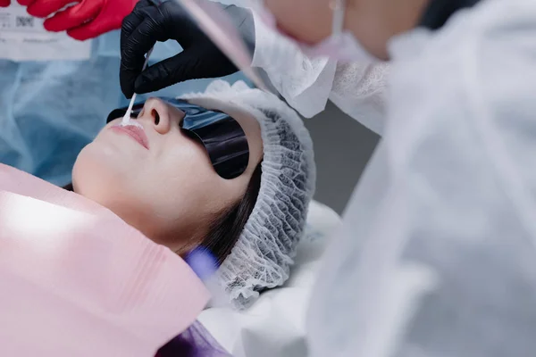 Dentysta Przygotowuje Pacjentkę Zabiegu Wybielania Zębów Gabinecie Stomatologicznym Koncepcja Wybielania — Zdjęcie stockowe