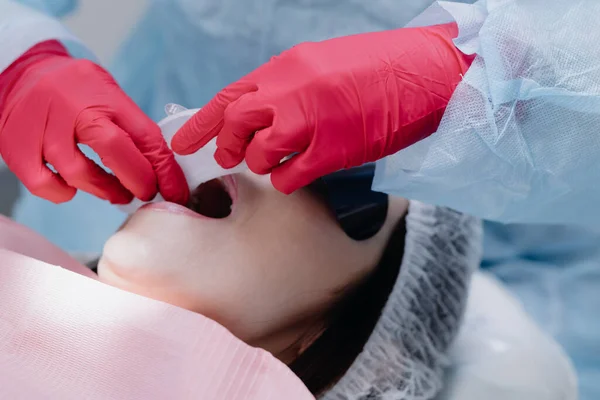Dentysta Naprawia Kobiecie Usta Przed Zabiegiem Stomatologia Wysokiej Jakości Zdjęcie — Zdjęcie stockowe