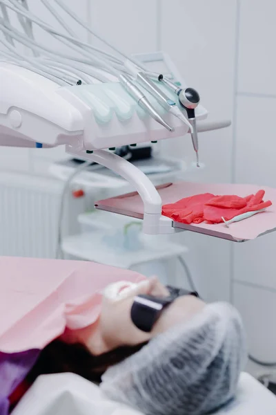 Narzędzia Dentystyczne Pobliżu Pacjenta Klinice Dentystycznej Przygotowanie Zabiegów Zamknięte Wysokiej — Zdjęcie stockowe