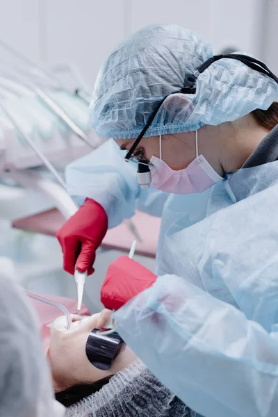 Diş aletleri olan bir dişçi dişçide dişlerini temizler. Yakın plan. Yüksek kalite fotoğraf