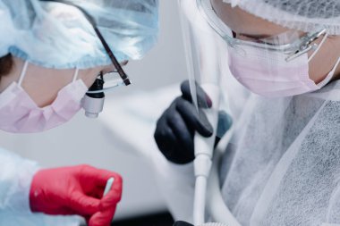 Kadın dişçiler iş başında. Fotoğraf kapanışı. Yüksek kalite fotoğraf