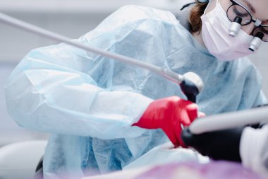  Bir dişçinin dişlerini fırçalama süreci. Mesajın için yer aç. Yüksek kalite fotoğraf