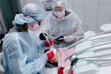  Diş muayenehanesinde hastaların dişlerini fırçalama işlemi sırasında kadın dişçiler. Yüksek kalite fotoğraf