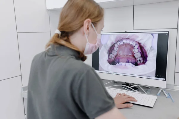 Жінка Стоматолог Дивиться Монітор Який Показує Пацієнтам Рот Гарна Посмішка — стокове фото