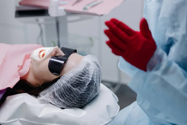 Pacjentka Leży Krześle Dentystycznym Przygotowuje Się Zabiegu Wysokiej Jakości Zdjęcie — Zdjęcie stockowe