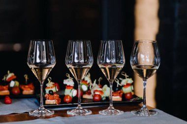  Masadaki abur cuburların arka planında şampanya bardakları var. Yüksek kalite fotoğraf