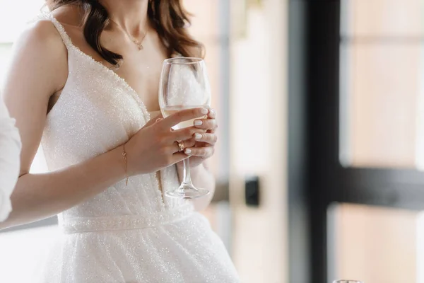 Die Braut Hält Beim Bankett Ein Glas Champagner Der Hand — Stockfoto