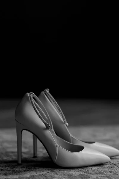 Photo Verticale Des Chaussures Mariée Sur Sol Photo Noir Blanc — Photo