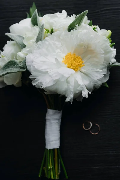 White Wedding Bouquet Wedding Rings Black Background Wedding Concept High — Stockfoto