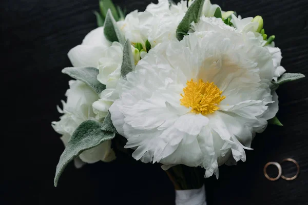 White Wedding Bouquet Wedding Rings Black Background Wedding Concept Close — Stockfoto