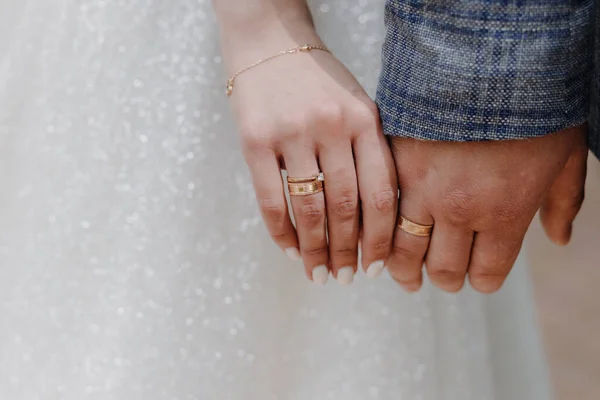 Mãos Noiva Noivo Com Anéis Casamento Close Foto Alta Qualidade — Fotografia de Stock
