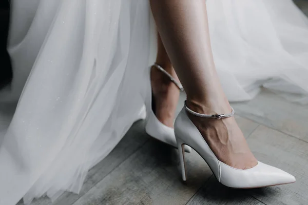 Chaussures Blanches Mariage Sur Les Pieds Mariée Sur Fond Gris — Photo