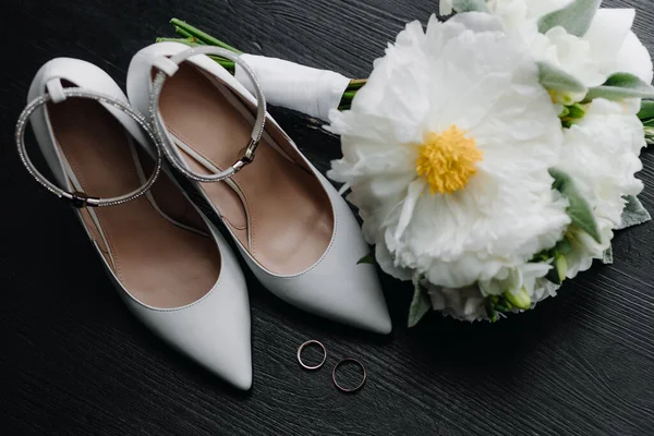 Weiße Brautsträuße Weiße Damenschuhe Und Trauringe Auf Schwarzem Hintergrund Hochzeitskonzept — Stockfoto