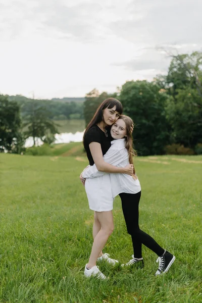 Mother Daughter Lovingly Embrace While Playing Park Happy Family Concept — Stock fotografie