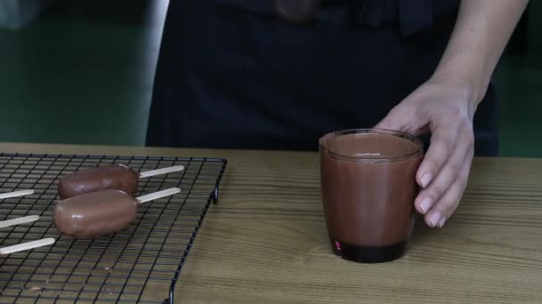 Pastry Chef Dips Popsicle Chocolate Close Process Making Desserts High — Stock Video