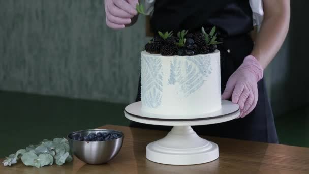 Close Gloved Hands Pastry Chef Put Finishing Touch Her Cake — Stok Video