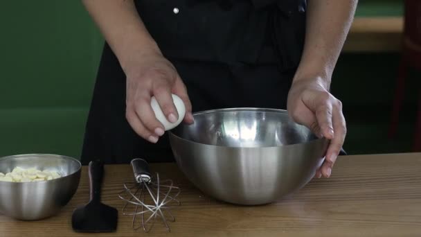 Női Szakács Kötényben Eltöri Tojást Egy Tálban Konyhában Növényi Összetevőkből — Stock videók