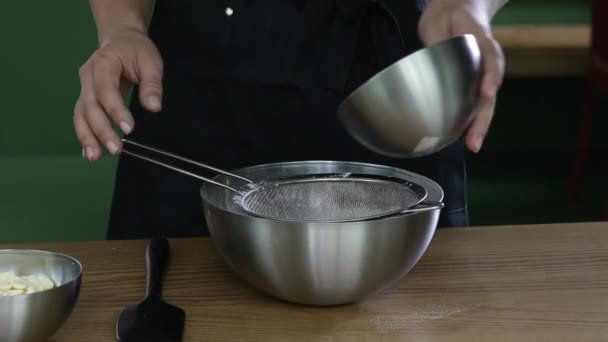 Meel Deeg Bloemzeven Proces Keuken Vrouwen Met Hand Zeven Bloem — Stockvideo