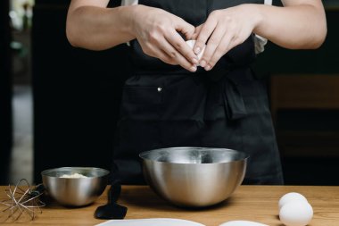 Un kasesinin önünde yumurta tutan kadın ellerinin yakın çekimi. Ev yemeği kavramı. Adım adım talimatlar. Yüksek kalite fotoğraf