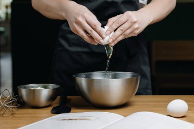 Kadın eli, yemek pişirmek için bir kasede yumurta kırar. Ev yemeği kavramı. Adım adım talimat veriyorum. Yüksek kalite fotoğraf