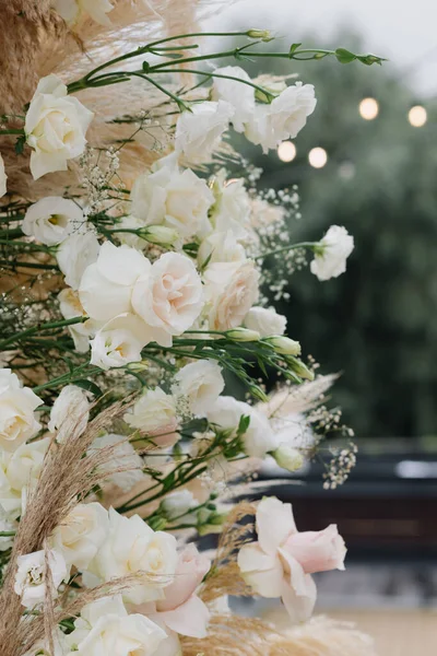Düğün Kemerine Yakın Beyaz Güller Düğün Seremonisi Yüksek Kalite Fotoğraf — Stok fotoğraf