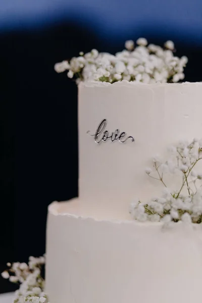 Siyah Arka Planda Çiçeklerle Süslenmiş Beyaz Bir Düğün Torusunun Yakın — Stok fotoğraf