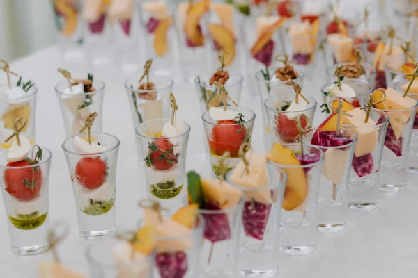 Une Table Avec Des Amuse Gueules Disposés Une Rangée Photo — Photo