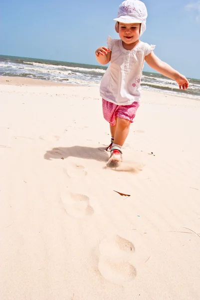 Дівчина 1,5 років старі проходить вздовж узбережжя Сіамська затока — стокове фото