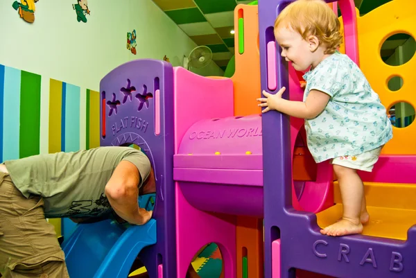 Father with daughter 1,5 years old play in game complex — Stock Photo, Image