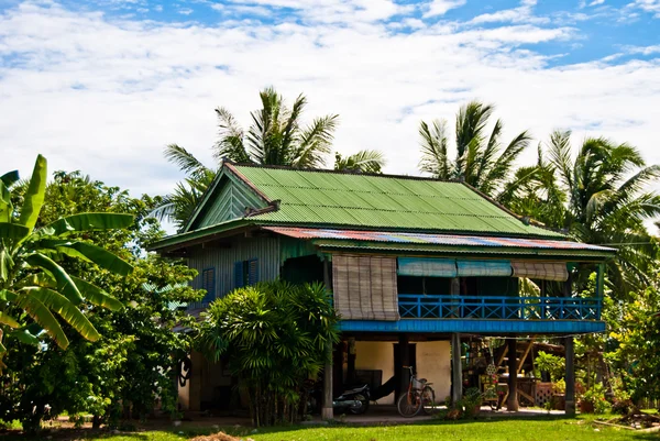 Güneyinde Kamboçya geleneksel khmer ev — Stok fotoğraf