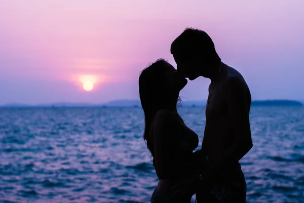 Поцілунок на заході сонця — стокове фото
