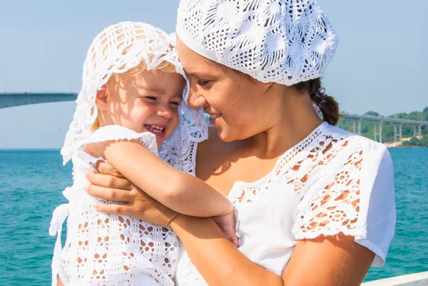 Щасливі матері з малою донькою на тлі Сіамська затока — стокове фото