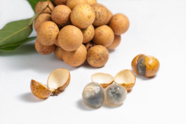 Longan beyaz arkaplanda izole edildi