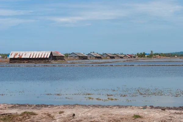 Salzfelder mit Scheunen, Kampot, Kambodscha — Stockfoto