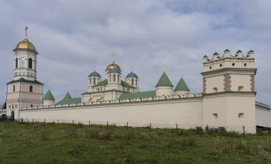 Mezhiritsky Manastırı 'nın Kutsal Üçlemeci Kilisesi, 15.-16. yüzyılın Ukrayna mimarisi anıtlarından biridir. Kutsal Üçlemeci Kilisesi hemen bir kilise olarak değil bir manastır olarak inşa edildi. Ta en başından beri.