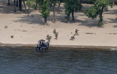 Kiev, Ukrayna, 08.24.2021. Gözlem güvertesinden Dinyeper Nehri 'ne inen ve Ukrayna' nın bağımsızlığının yeniden kurulmasının 30. yıldönümüne adanmış gösteriye bakış.