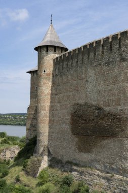 Khotyn kalesi - Khotin 'de ortaçağ güçlendirilmiş bir yapı, Rus-Eflak döneminde Moldova prensliğinde Mushat hükümdarlığı sırasında inşa edilmiş, on üçüncü ve onsekizinci yüzyılın başlarında.