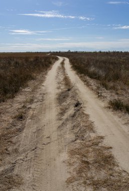 Düz araziden geçen toprak yol off-road araçlarının geçişi için tasarlanmış..