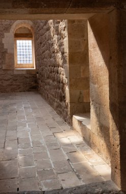 Pencereleri açılan eski sarayın duvarı ve desenli taşlı güzel gölgeler.