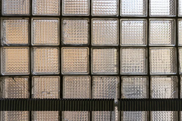 Γυάλινο Τοίχωμα Κατασκευασμένο Από Ορθογώνια Τουβλάκια Σημάδια Φθοράς — Φωτογραφία Αρχείου