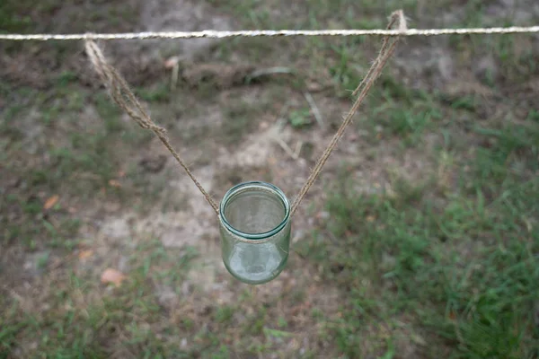 天然ロープで結ばれた0 5リットルの容積を有するガラス瓶とインテリア装飾として機能する — ストック写真
