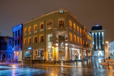 Mostowa ve Grodzka caddelerinin köşesindeki apartmanda. Bydgoszcz, Kuyavian-Pomeranya Voyvodeship, Polonya.