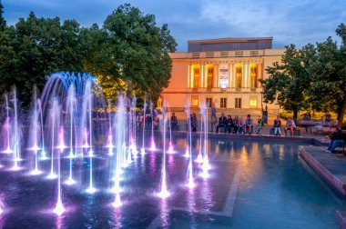 Ignacy Filarmoni Orkestrası 'nın önündeki çeşme Jan Paderewski. Bydgoszcz, Kuyavian-Pomeranya Voyvodeship, Polonya.