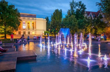 Ignacy Filarmoni Orkestrası 'nın önündeki çeşme Jan Paderewski. Bydgoszcz, Kuyavian-Pomeranya Voyvodeship, Polonya.