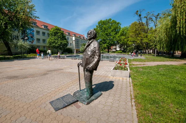 Monumento Andrzej Szwalbe Frente Salão Filarmônico Bydgoszcz Voivodia Kuyavian Pomeranian — Fotografia de Stock